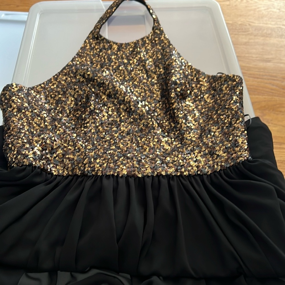 Womens fancy gown xl. Black, copper, sequence.